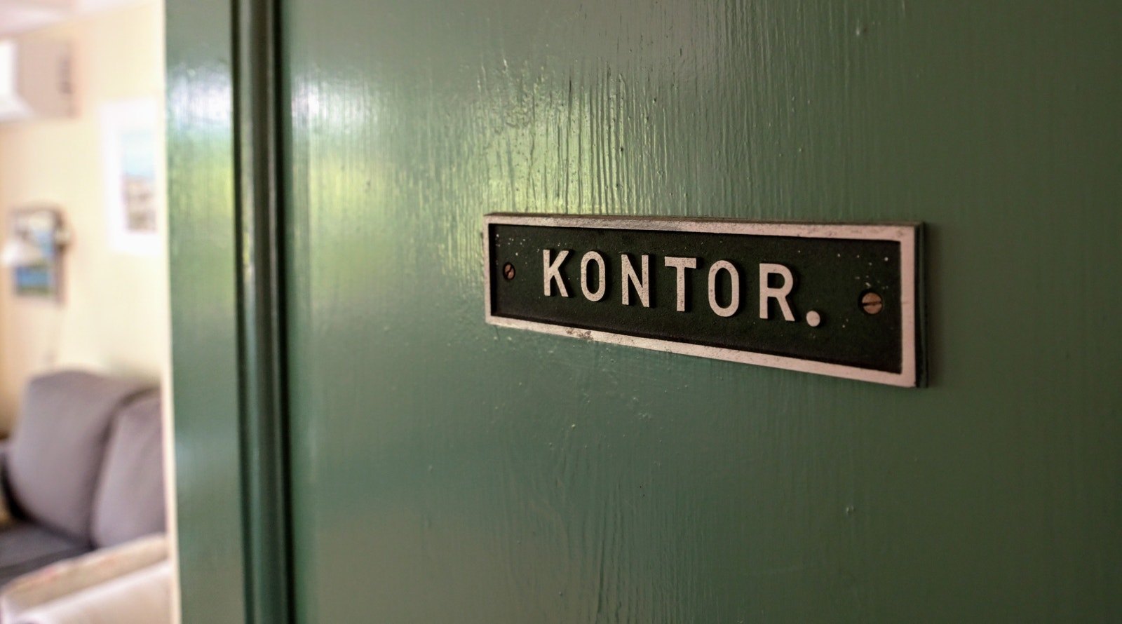 Huset vart tidlegare brukt som lensmannskontor i Høvåg. Galleribilde