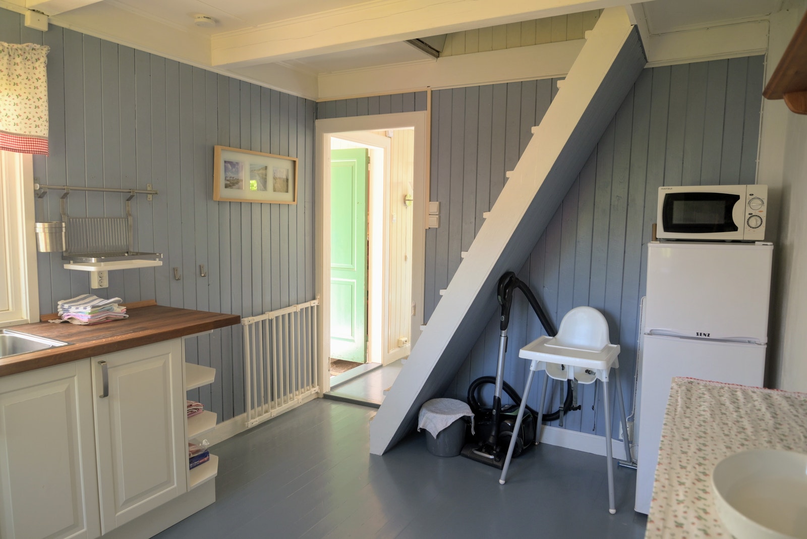 Lite kjøleskåp med frysedel Galleribilde
