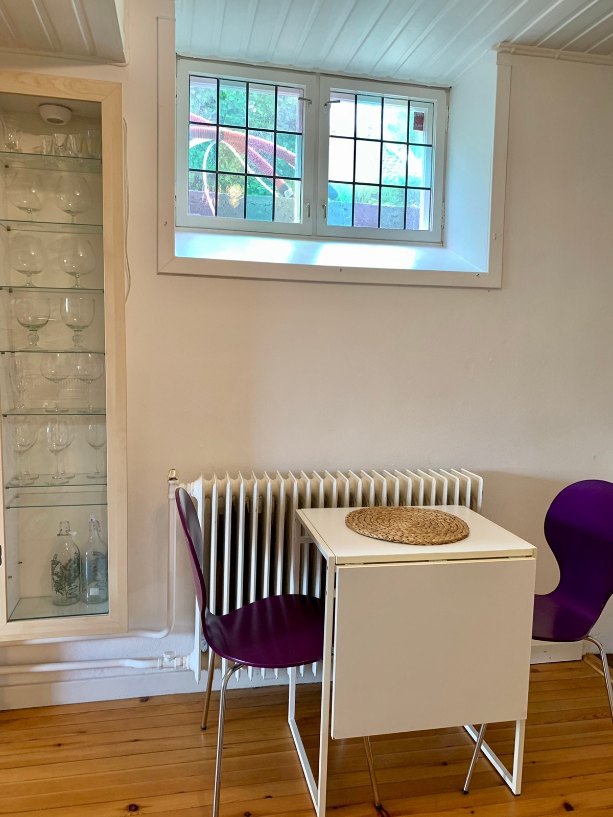 Spiseplass:-) Ledningene utenfor vinduet er til fiberleggingen! Galleribilde