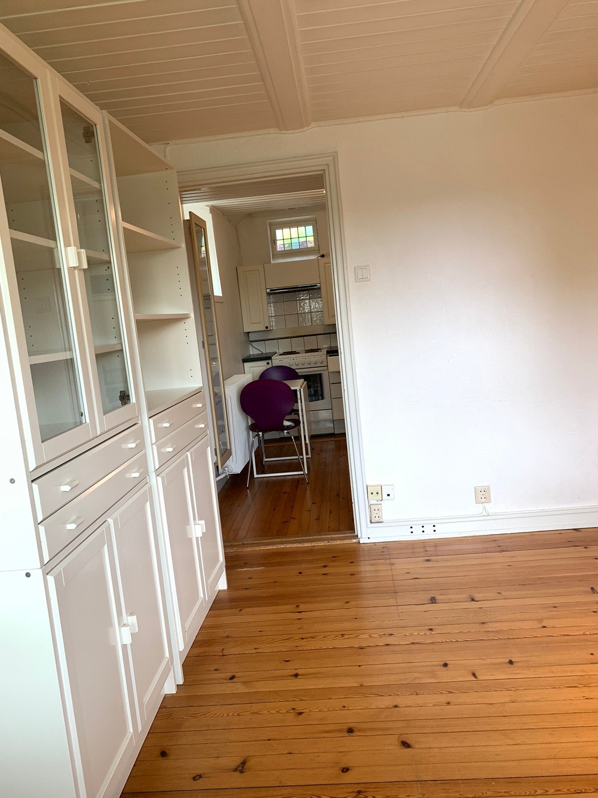 Fra stue og inn til kjøkken Galleribilde