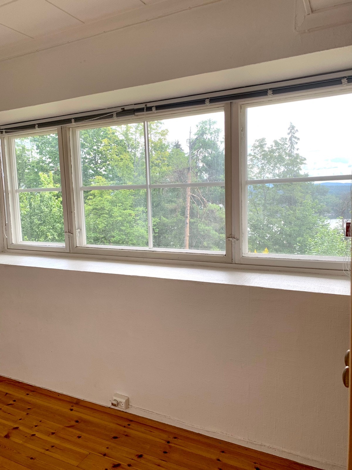 Store fine vinduer på soverom Galleribilde