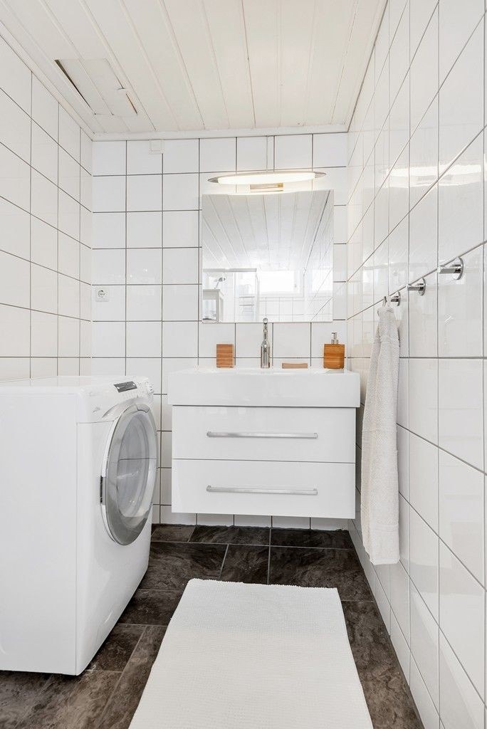 Bad er utstyrt med både vaskemaskin og tørketrommel Galleribilde