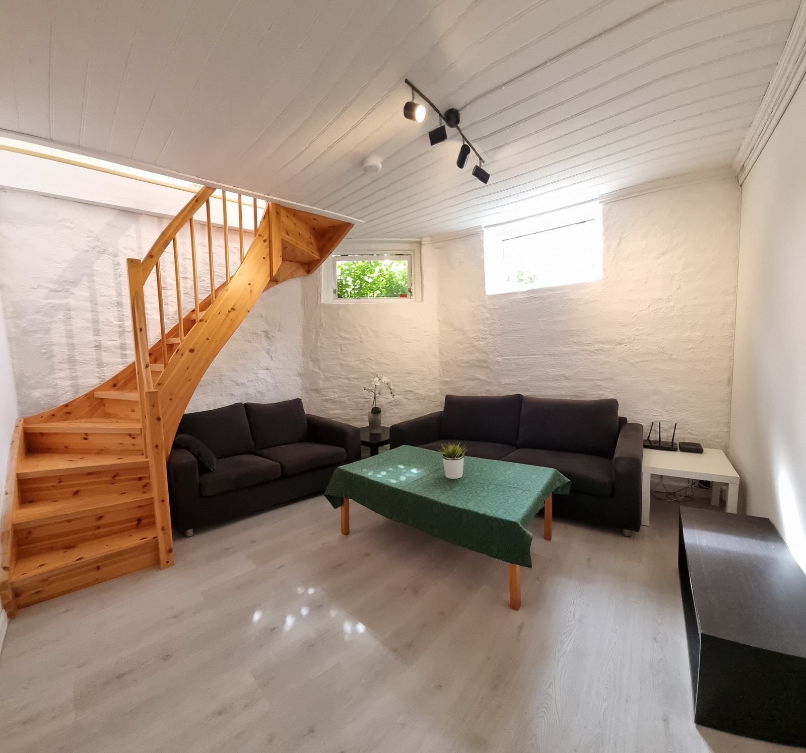 Stor felles stue med god plass til sosiale aktiviteter Galleribilde