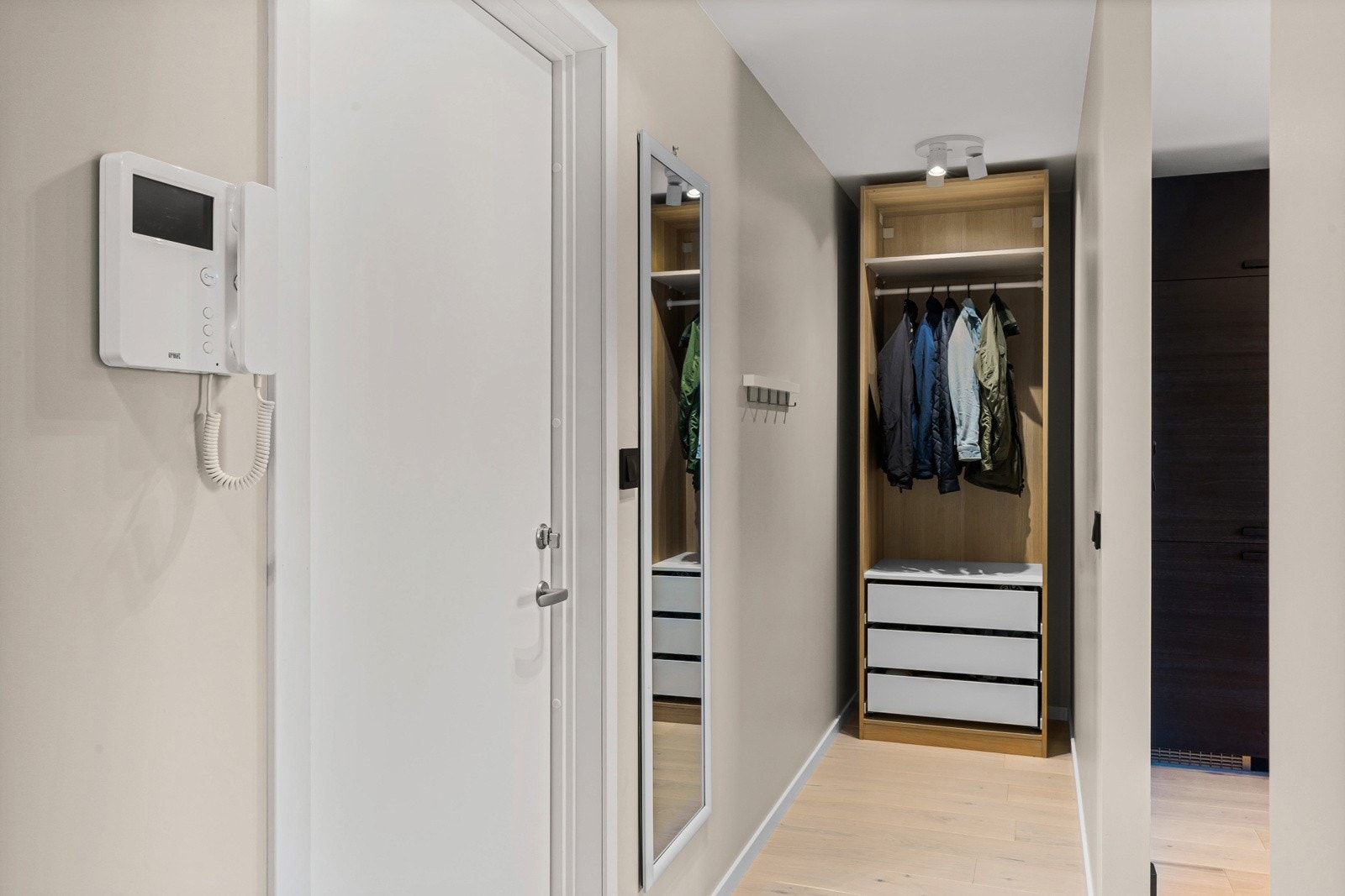Entréen har mulighet for oppheng og oppbevaring. I tillegg disponerer boligen 1 bod i samme etasje og 2 boder i etasjen under. Galleribilde