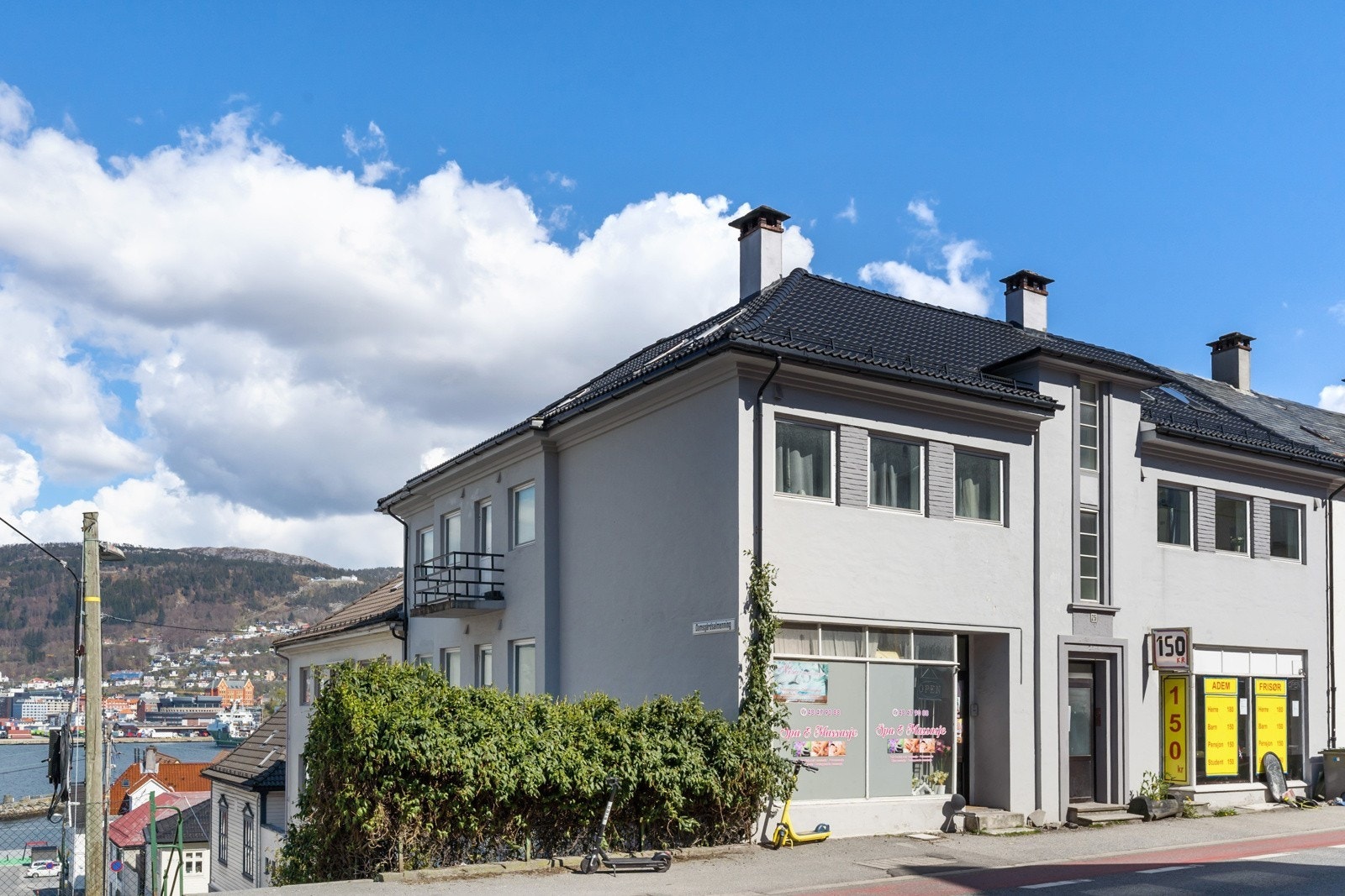 Fra leiligheten er det kort avstand til busstopp, butikker, kaianlegg og Laksevåg senter. Galleribilde