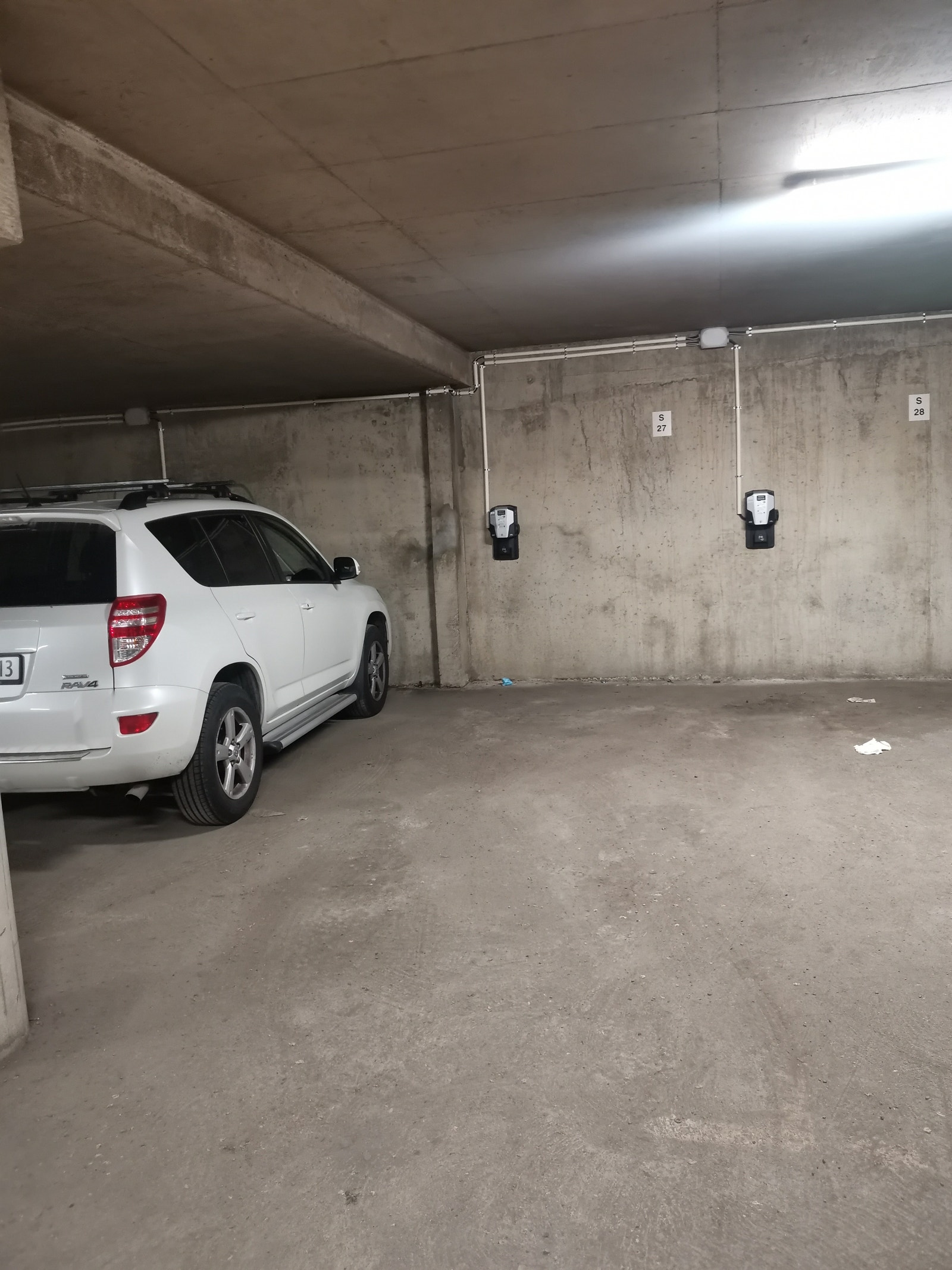 Parkeringsplass S27, 2.10x6.30 m, ladeboks til venstre Galleribilde