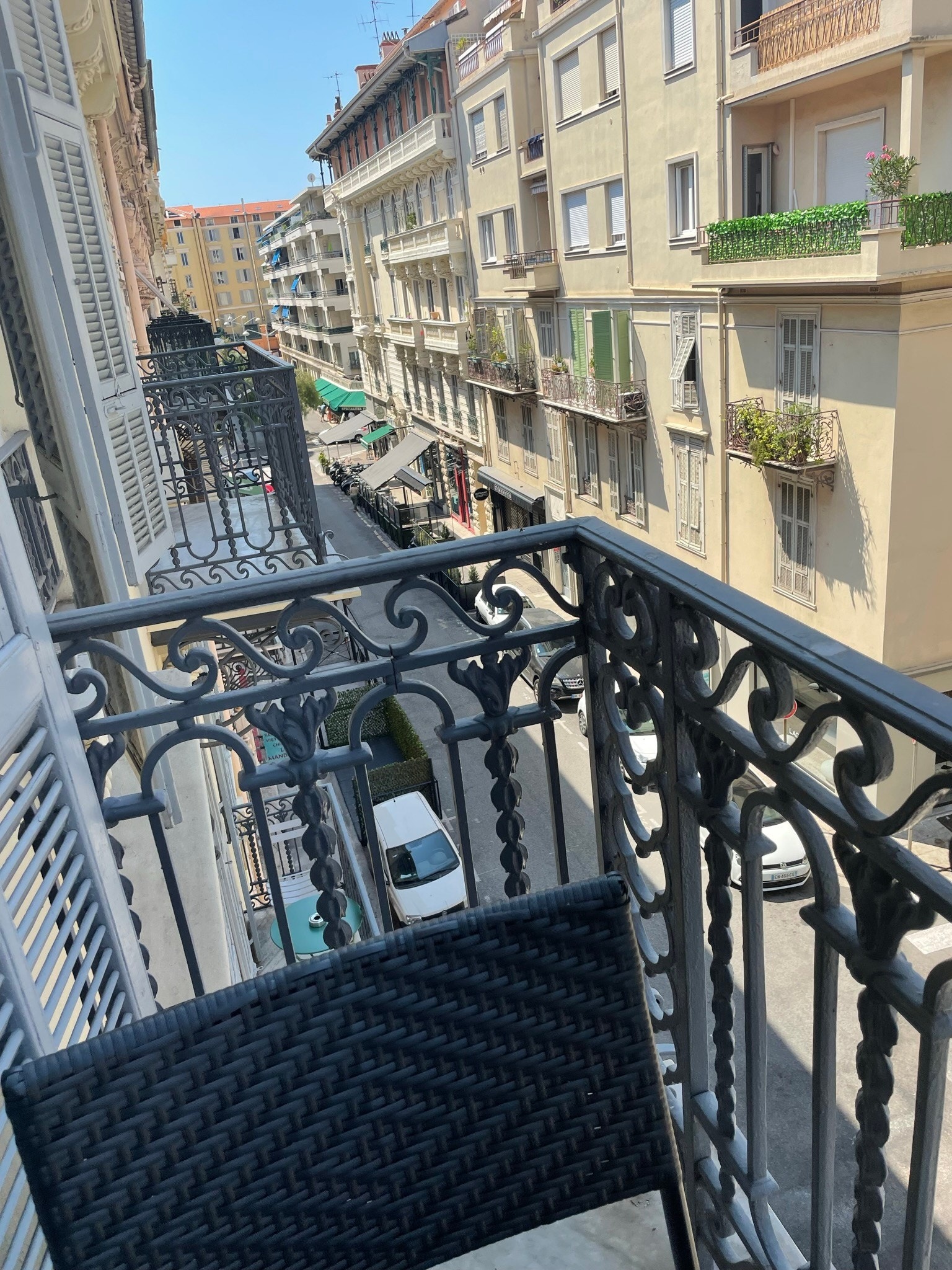 I enden av gaten ser vi baksiden av Hotel Royal på strandpromenaden. Derfor blir denne gaten stille fordi det ikke er gjennomgående trafikk fra Promenaden. Galleribilde