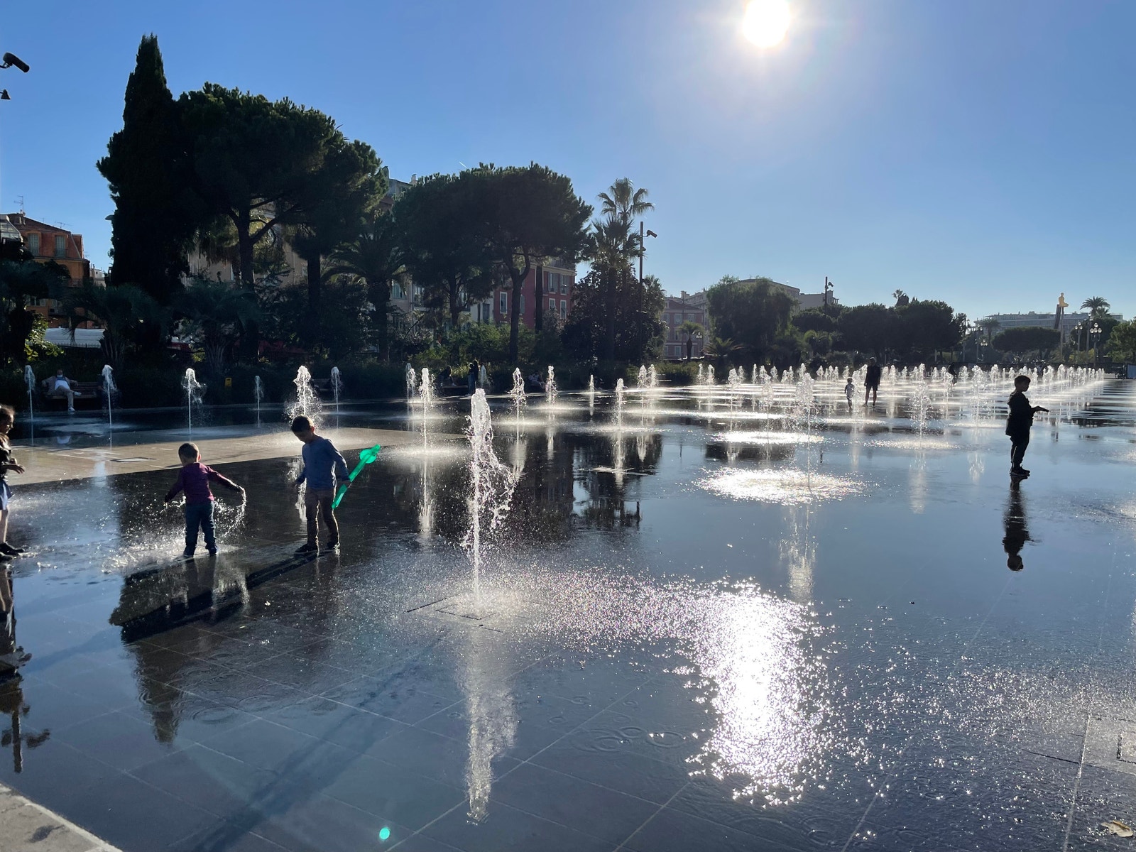 Vannfontene på Place Massena er ikke langt unna Galleribilde