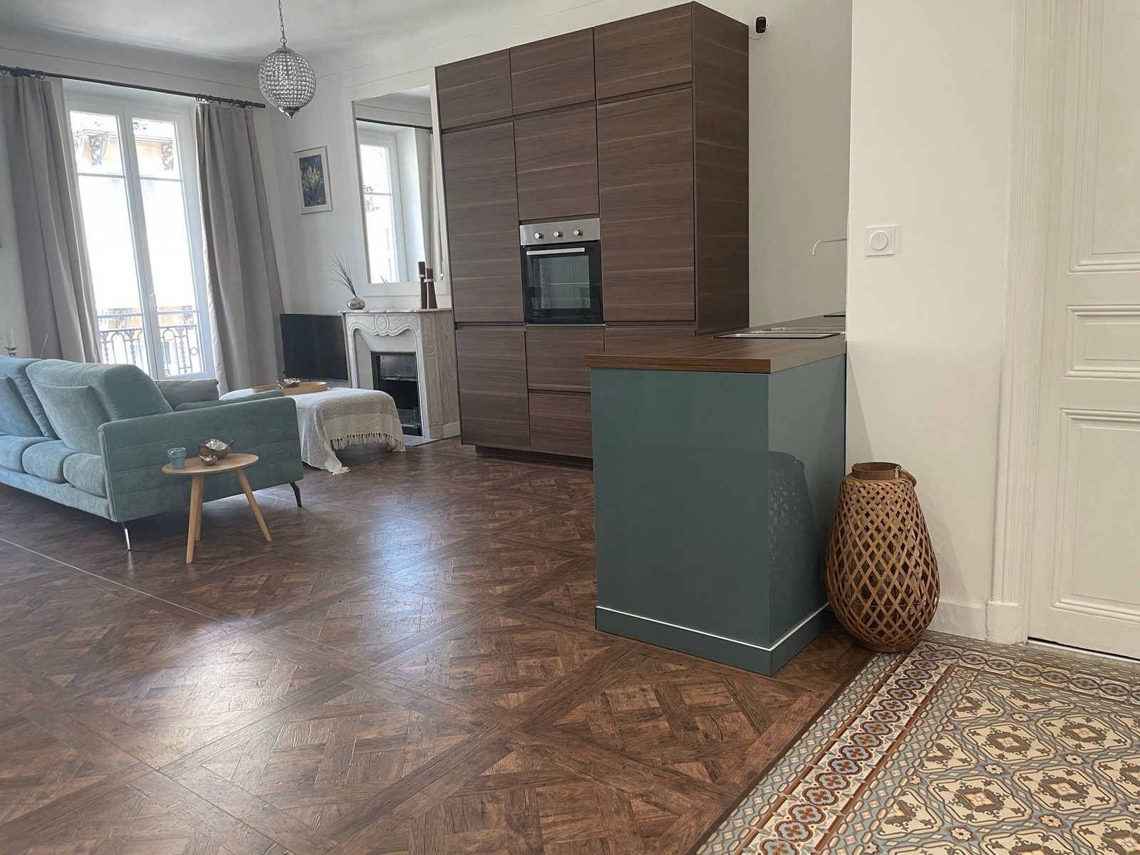 Stue med litt av gang med originale mosaikkfliser Galleribilde