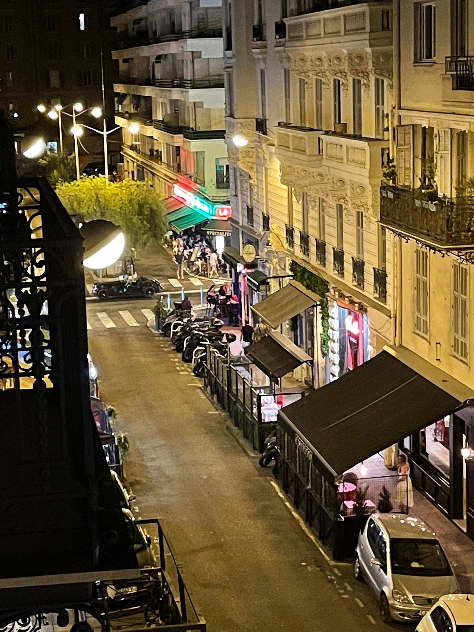 I gaten er det mange gode restauranter med forskjellig mat. Salsastedet Havana ligger rundt hjørnet litt opp i gaten, Rue de France. Galleribilde