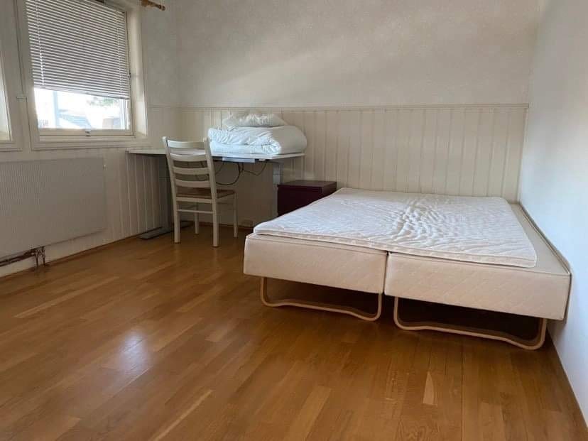 Stort og lyst soverom. Møblert med stor seng, klesskap og pult. Justerbare markiser i begge vinduer, med utsikt mot egen uteplass. Dyne og pute følger med om ønskelig. Galleribilde