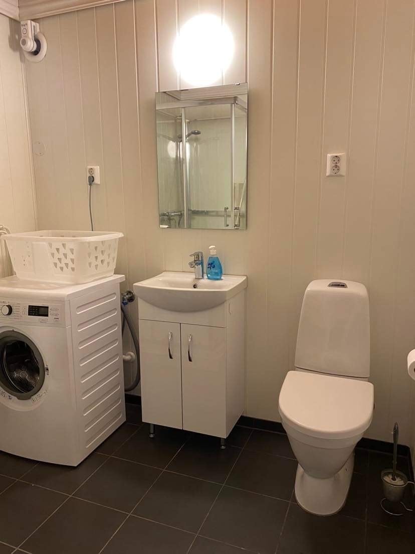 Skittentøyskurv, lite tørkestativ og enkelt rengjøringsutstyr som mopp og bøtte følger med om ønskelig. Galleribilde