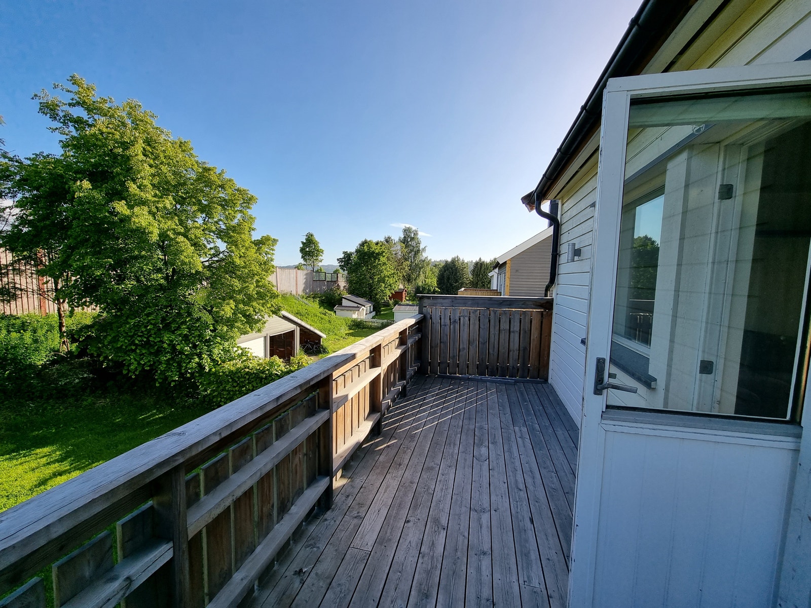 Sør-øst vendt Terasse med gode solforhold på dagen (blide tatt 19:30) Galleribilde