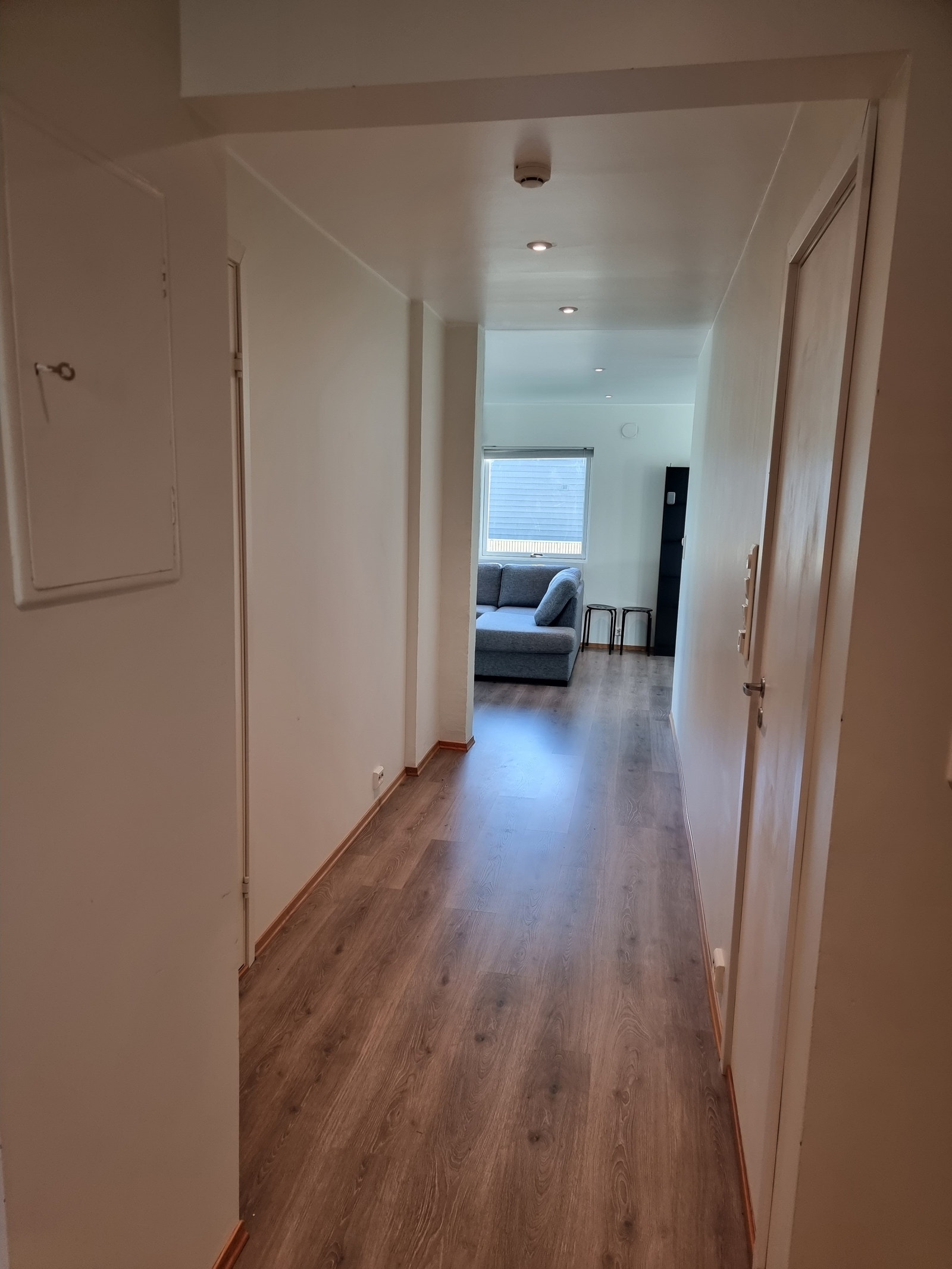 Gangen til stua (badet er på høgre siden, Soverom 3 til venstre) Galleribilde