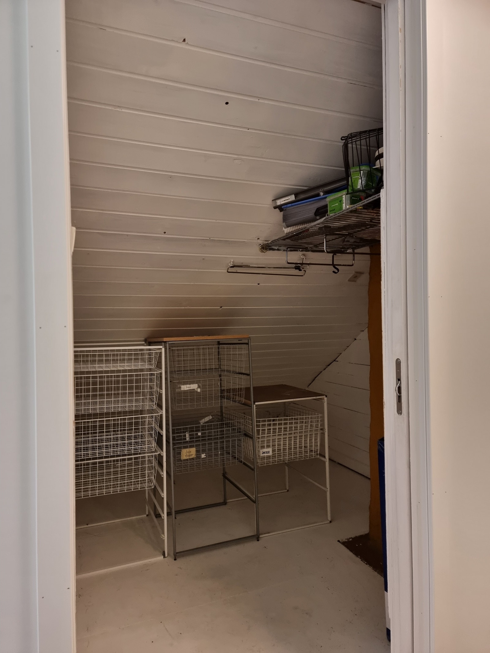 "Walk-in" skapet som følger med Soverom 1 Galleribilde