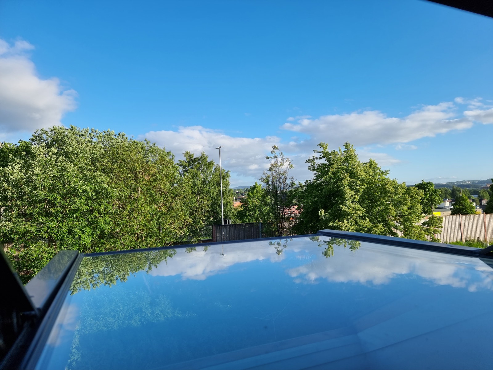 Soverom 1, Utsikt fra vinduet i skråtaket Galleribilde