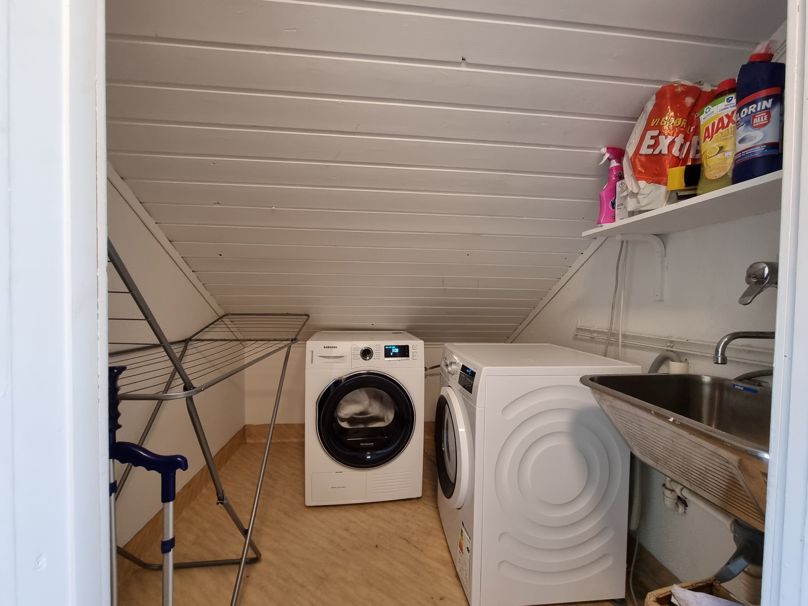 Felles vaskerom med ny vaskemaskin og tørketrommel Galleribilde