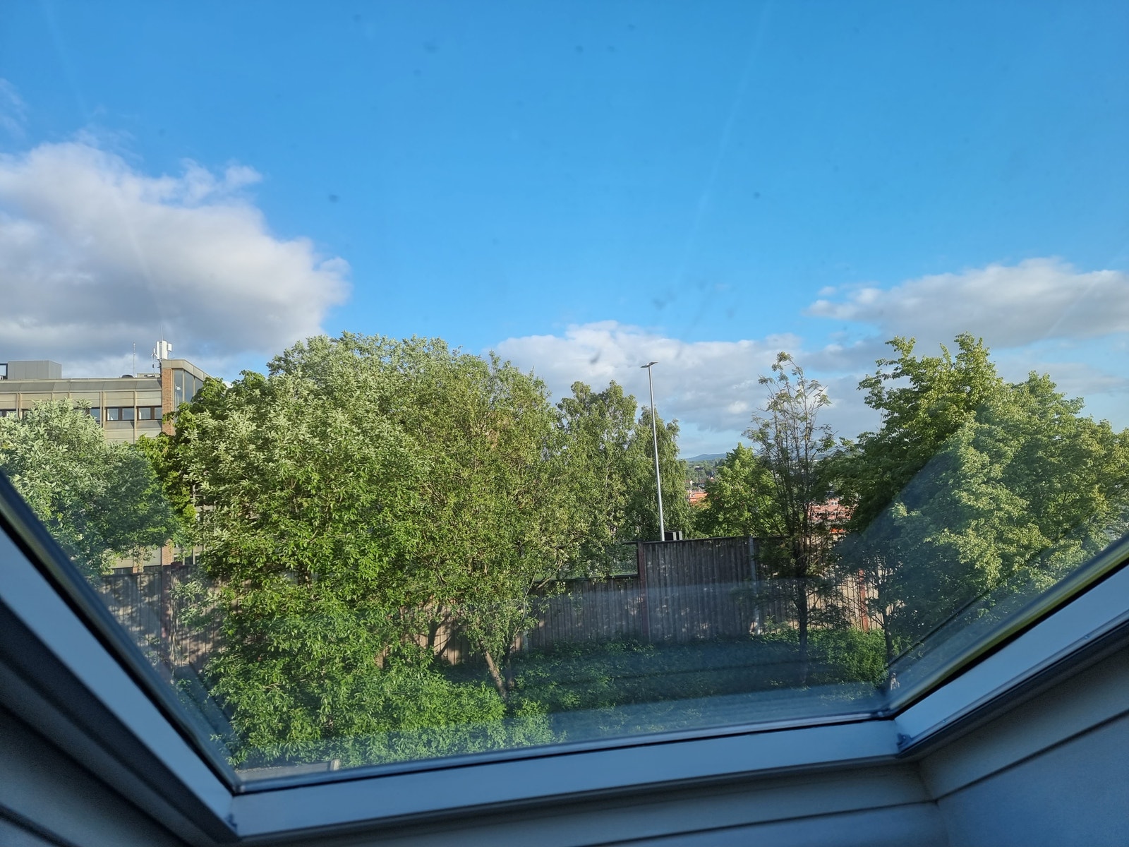 Soverom 1, Utsikt fra vinduet i skråtaket Galleribilde