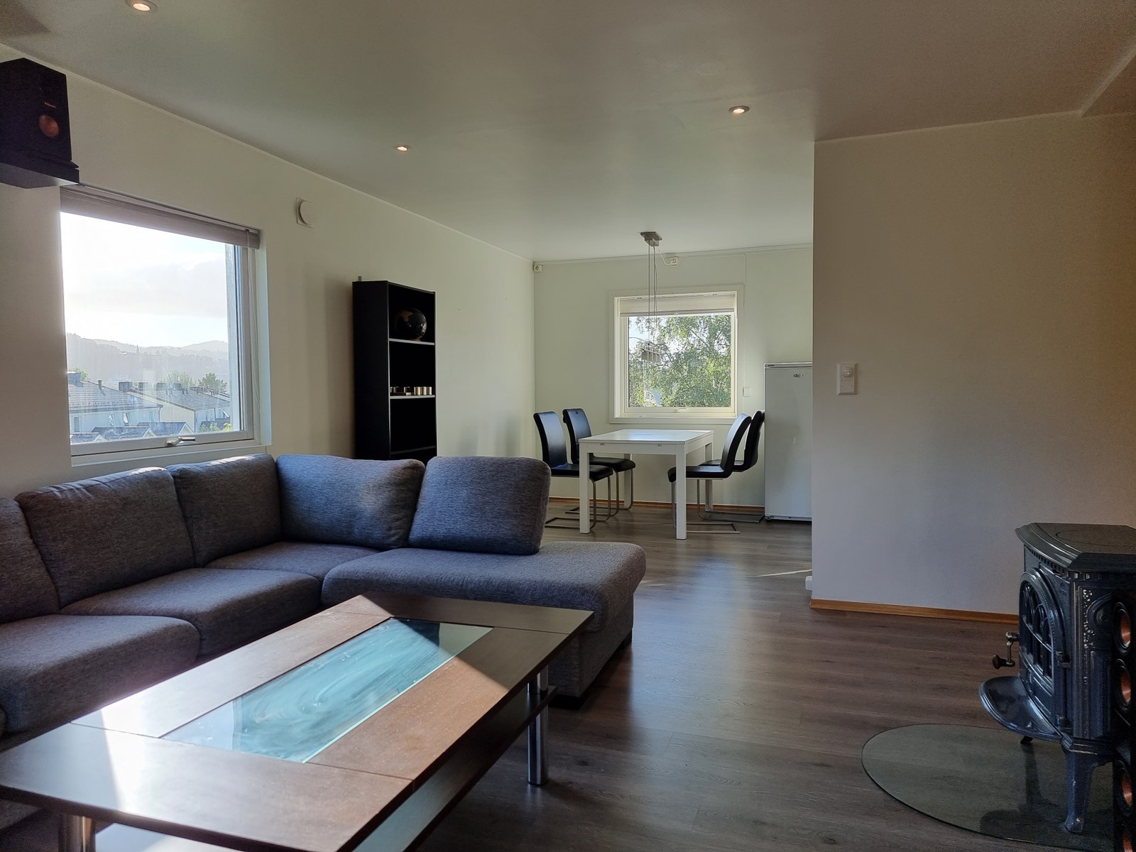 Stua er åpen med spisestua og kjøkkenet Galleribilde