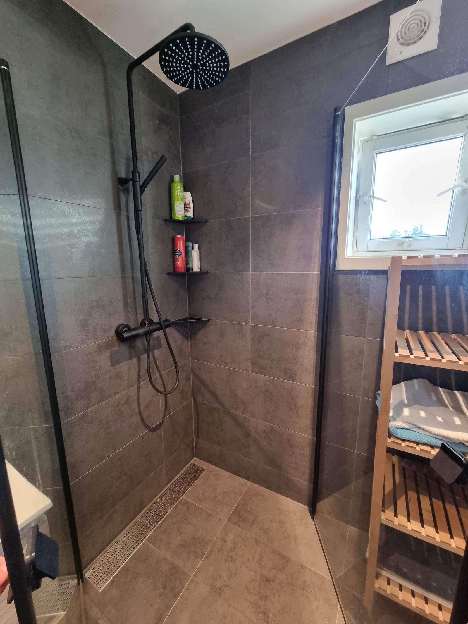 Stor 90x90 Dusj med innebygde hyller Galleribilde