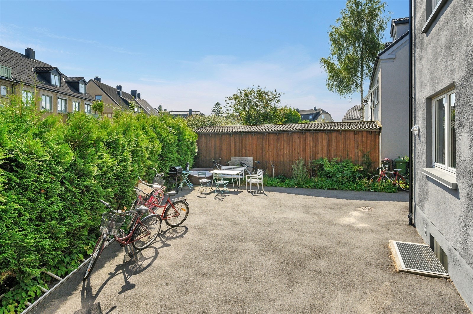 Bakgård Galleribilde