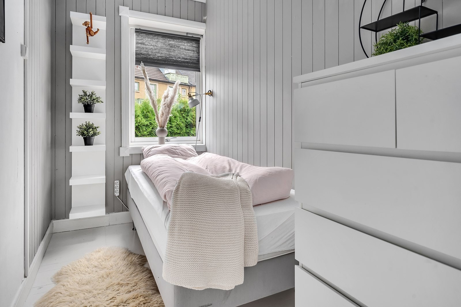 Rom 1. Dette rommet har også plass til nedfellbar skriveplass hvis ønskelig Galleribilde