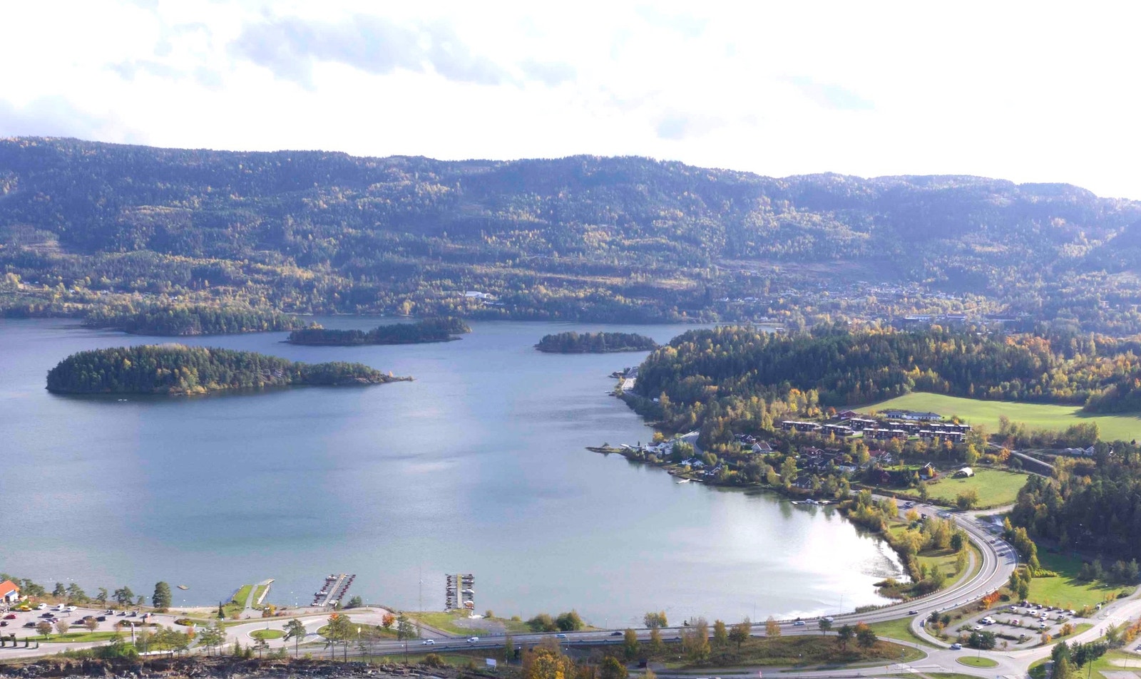 Fra leiligheten vil du se både Steinsfjorden Kleivstua, Gyrihaugen og over til Tyrifjorden. Galleribilde