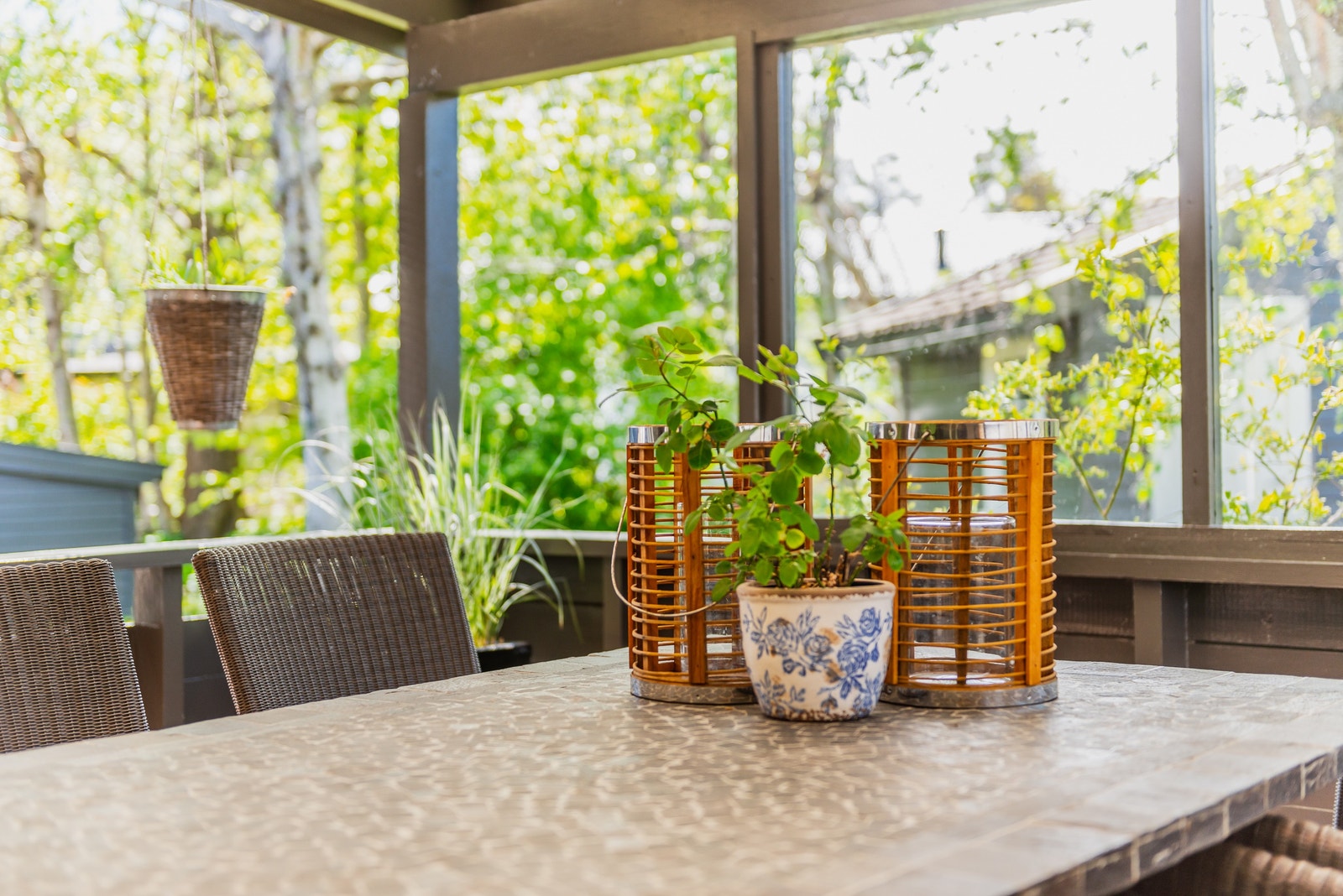 Rolig skjermet terrasse med tak og vegger Galleribilde