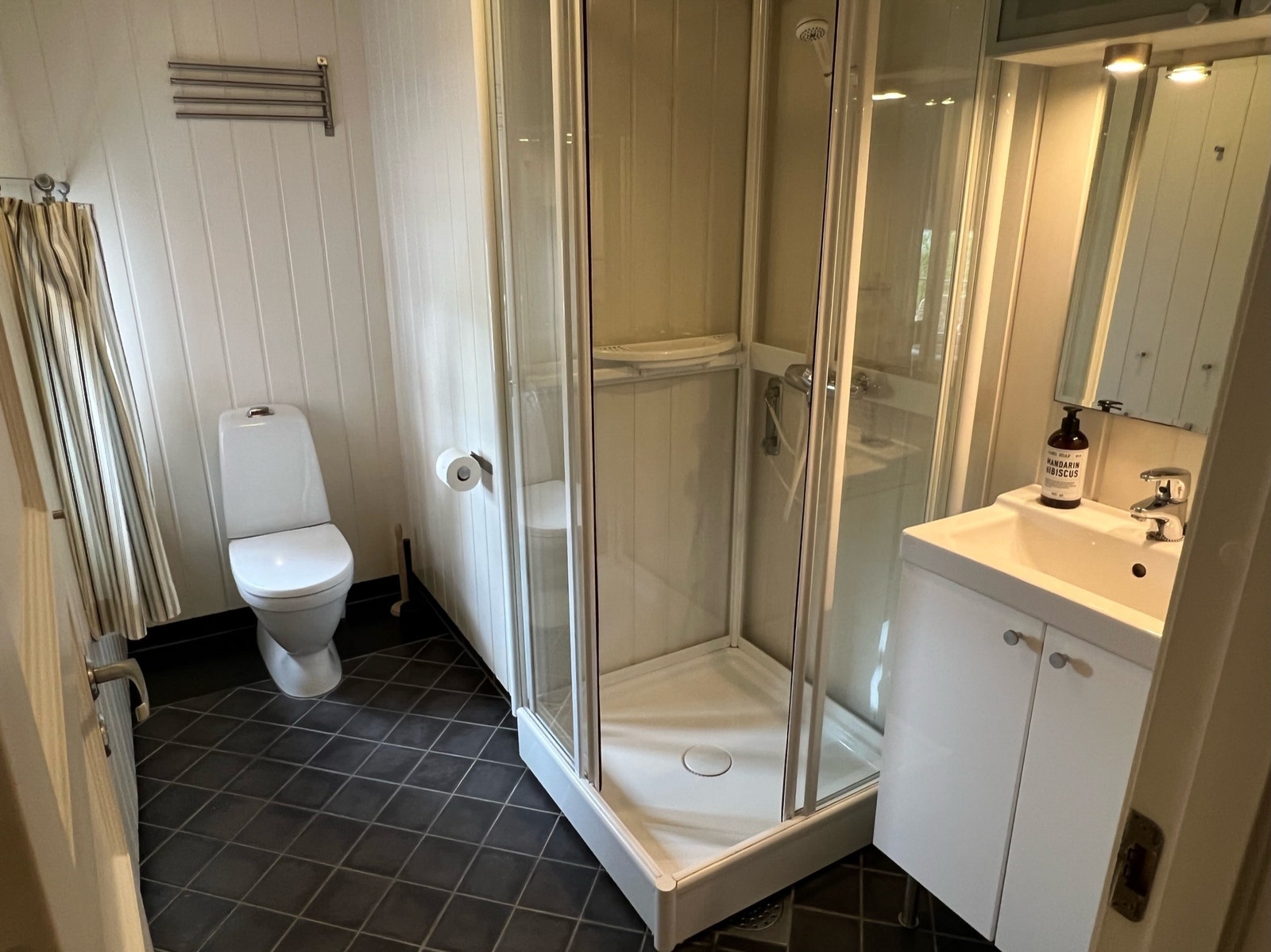 Bad med vannklosett Galleribilde