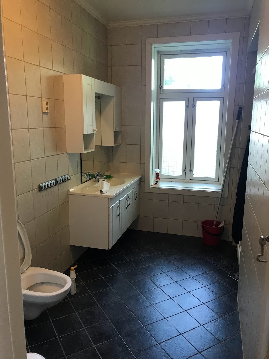 Det store badet med dusjkabinett innerst til høyre! Galleribilde