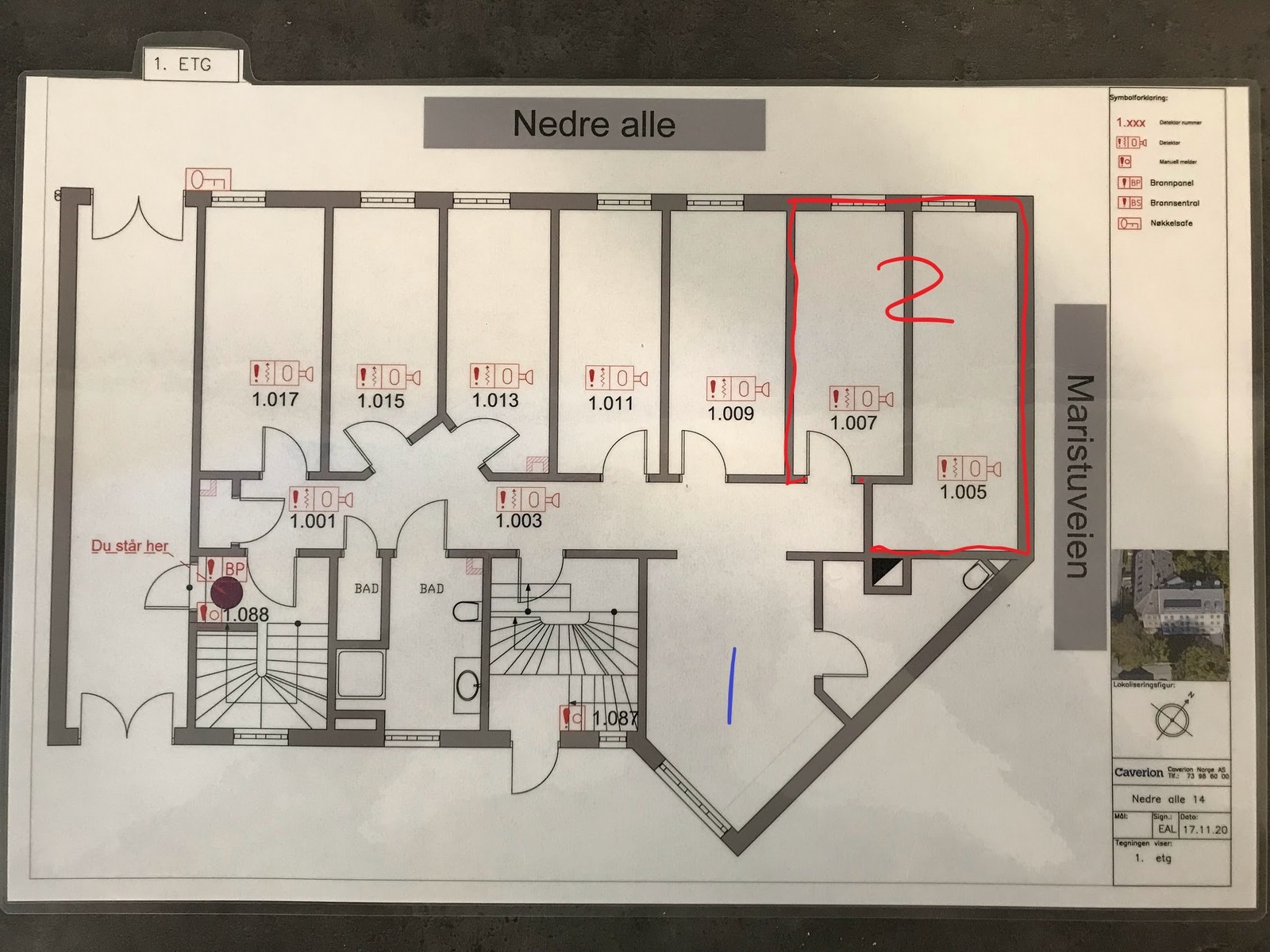 Her er det eneste bildet jeg fant av plantegning. Rommet som er markert 1 er kjøkkenet, og de to rommene som er markert i rødt og med tallet 2 er rommene som har blitt slått sammen til stue. Galleribilde