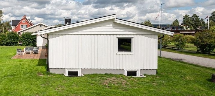 Oversikt hus_ mot soveromsvinduer til kjeller Galleribilde