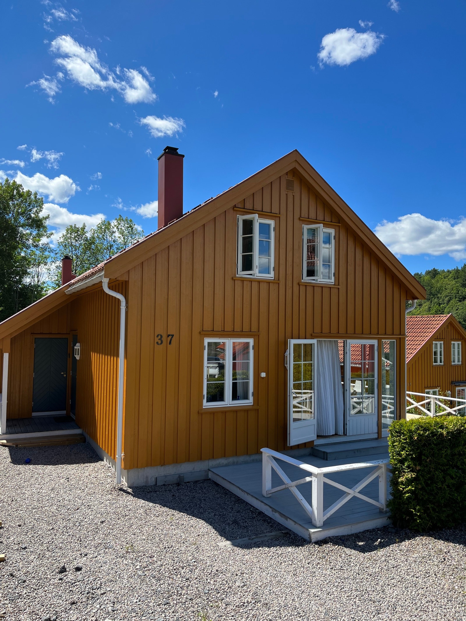 Stor terrasse med spisebord , koselig sittegruppe. Trampoline Galleribilde