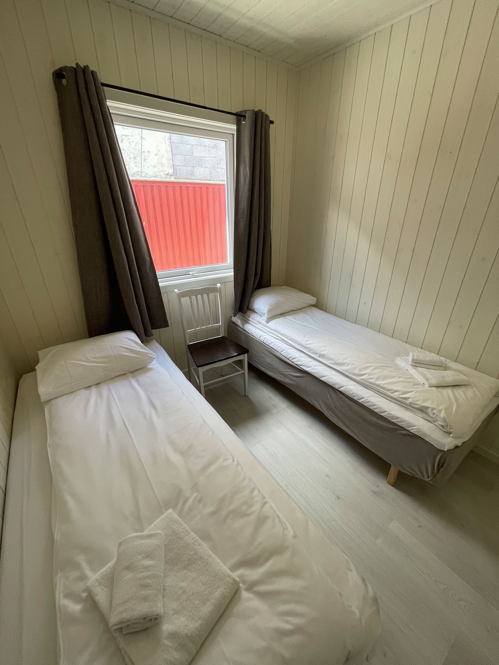 Soverom 2. To enkle senger Galleribilde