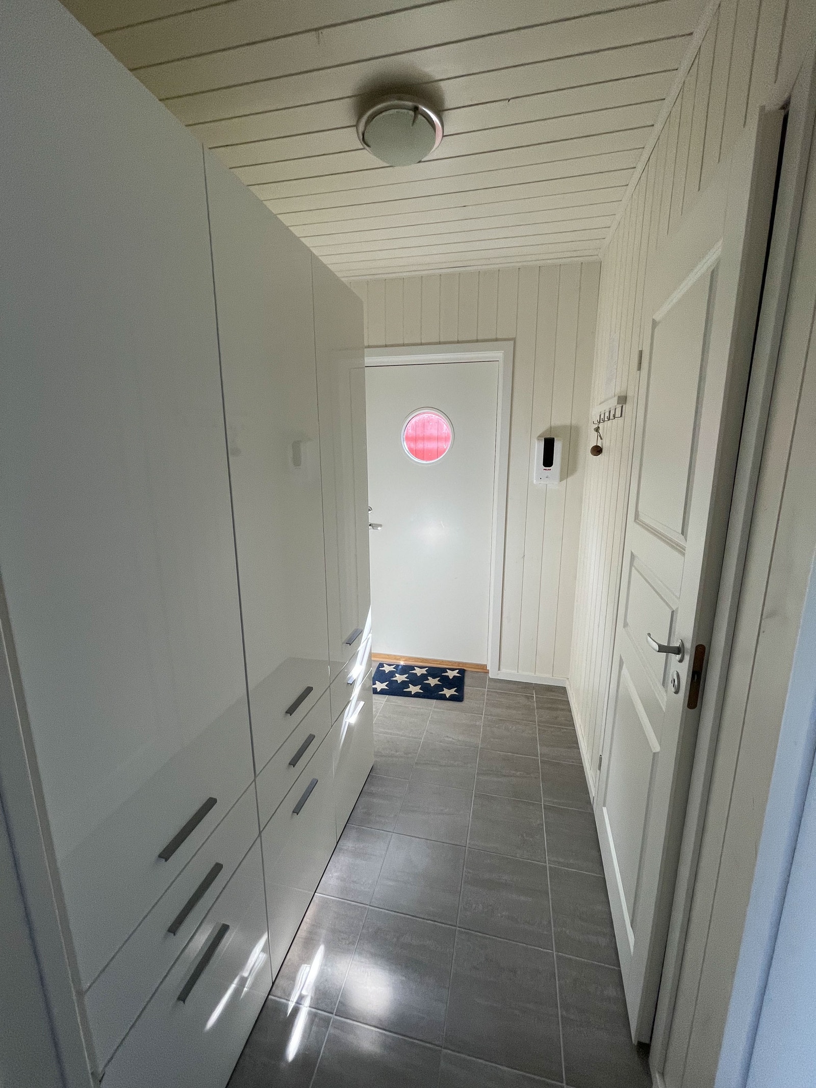 Inngangsparti. Garderobeskap (støvsuger, strykejern/brett, noe vaskeutstyr. Ledig plass i skuffer og plass til å henge klær. Galleribilde