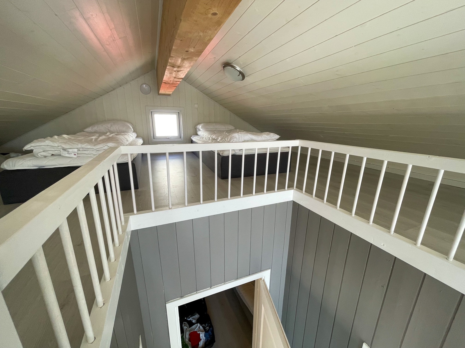 Hems. To enkle senger. Galleribilde