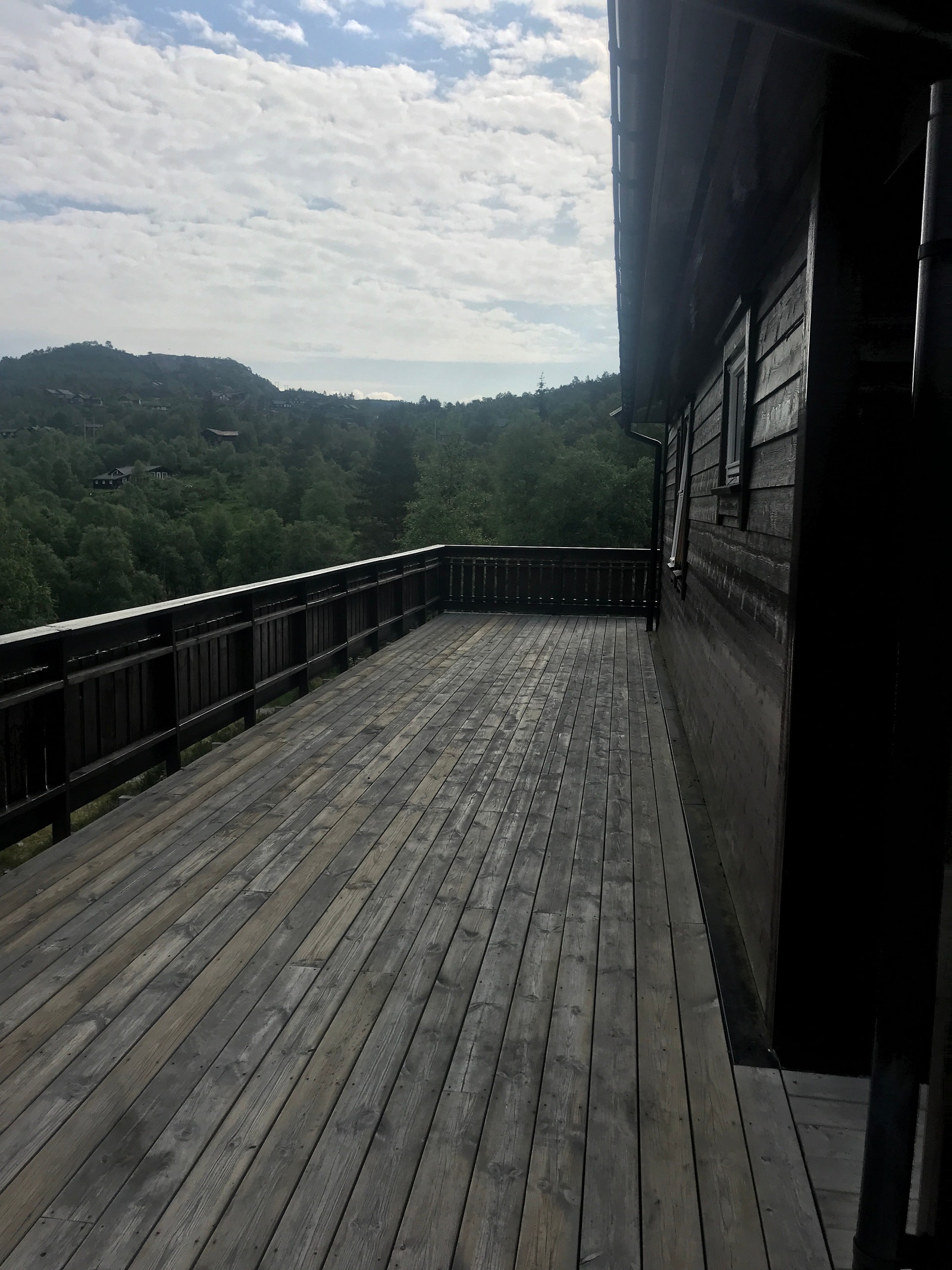 Stor terasse rundt hele hytta Galleribilde