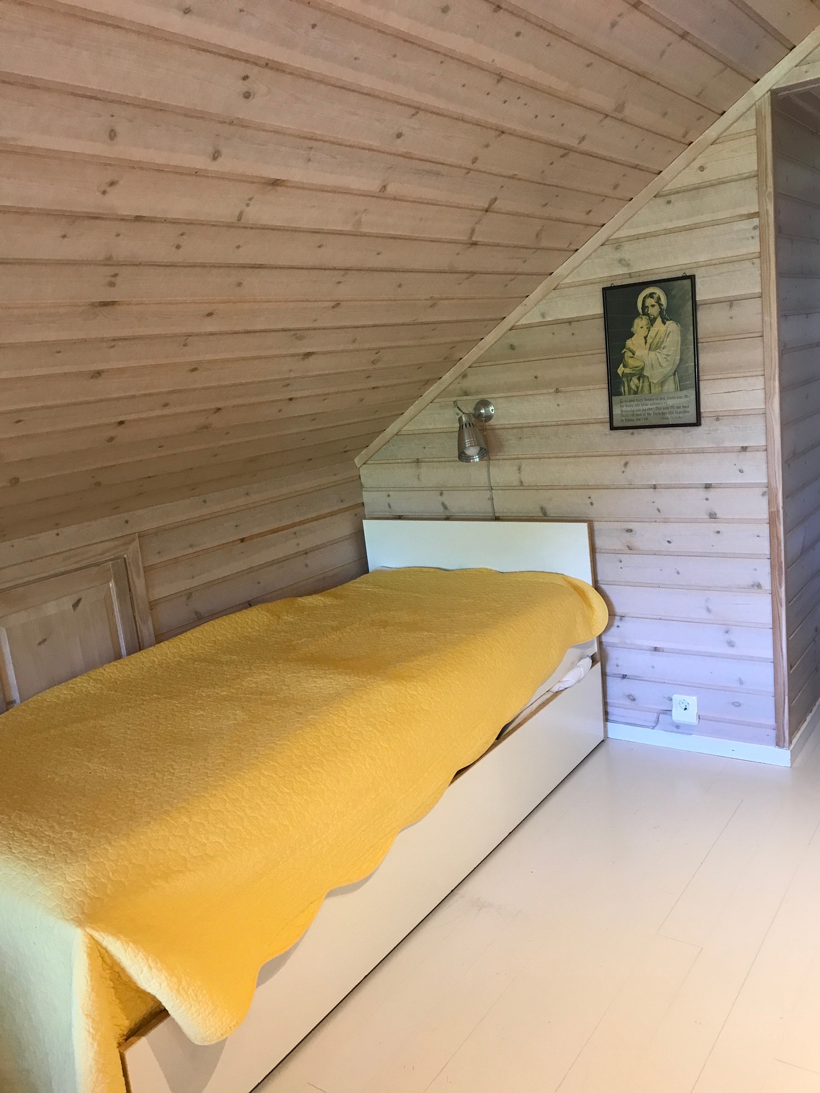 Seng med skuffeseng i loftstua Galleribilde