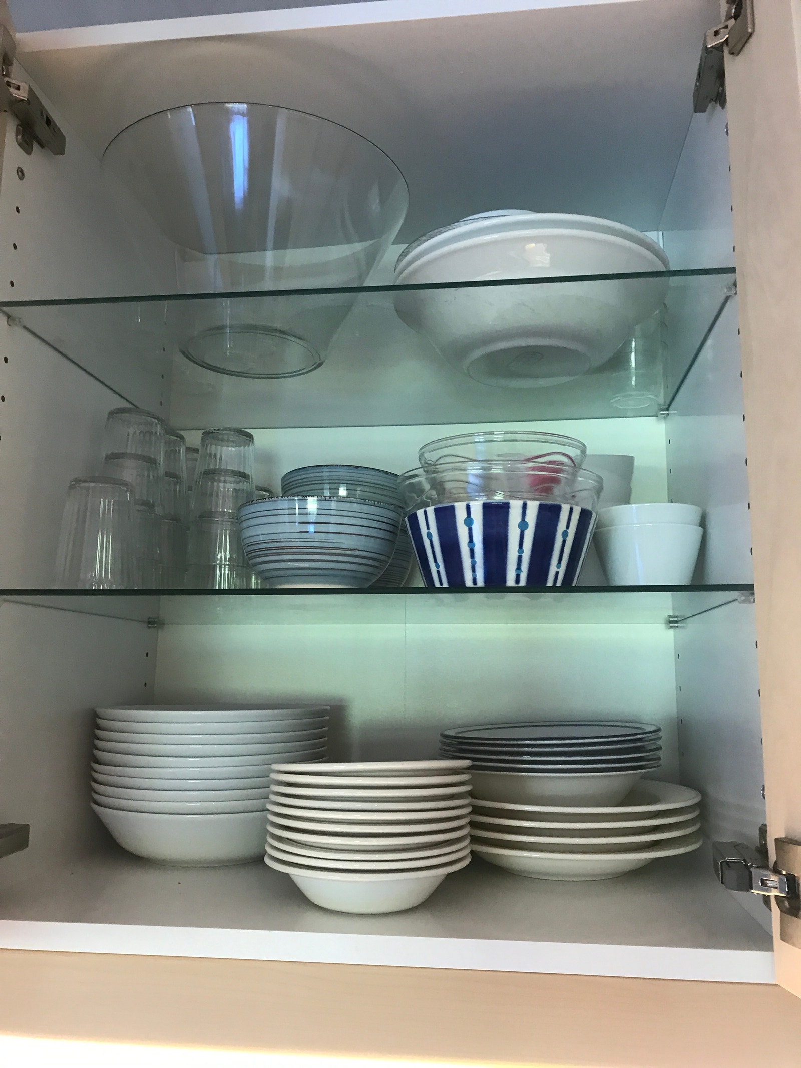 Eit av kjøkkenskapa Galleribilde