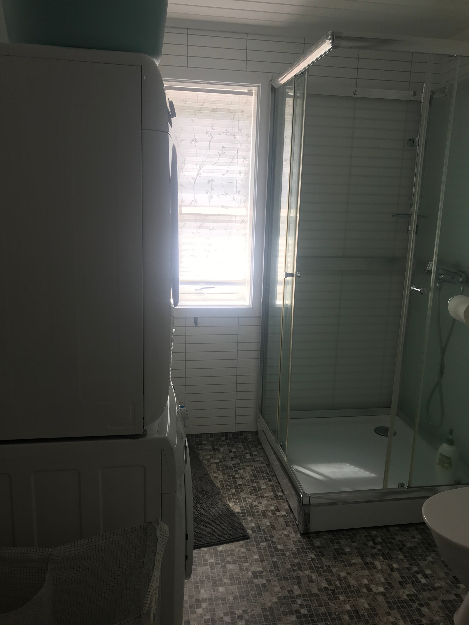 Bad med varmekabler, dusj, do, vaskemaskin og tørketrommel Galleribilde