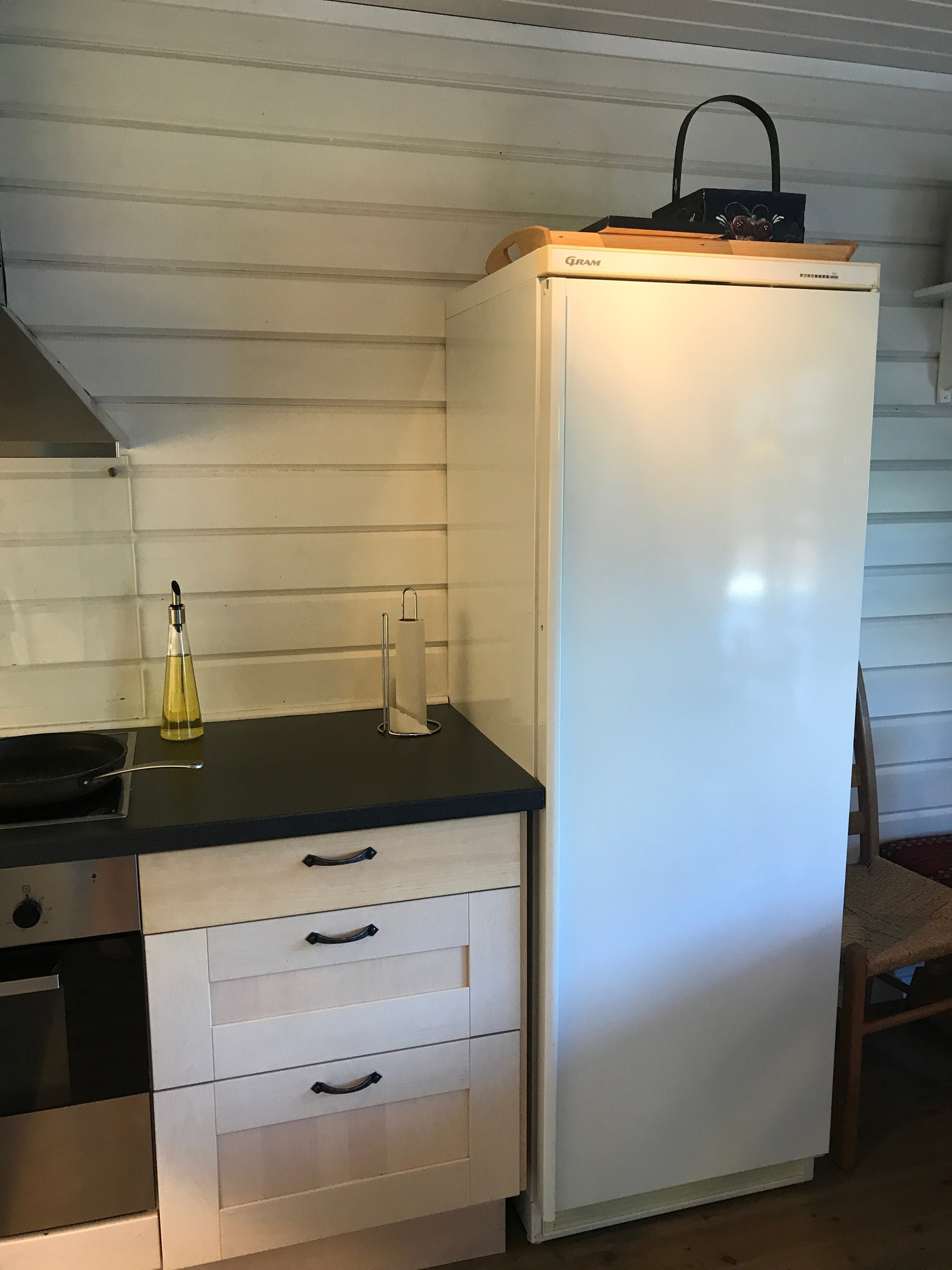 Stort kjøleskap, mulighet for fryseplass i boda Galleribilde