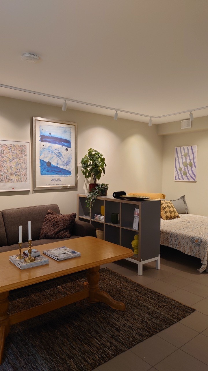 Sovesofa med stuebord. Galleribilde