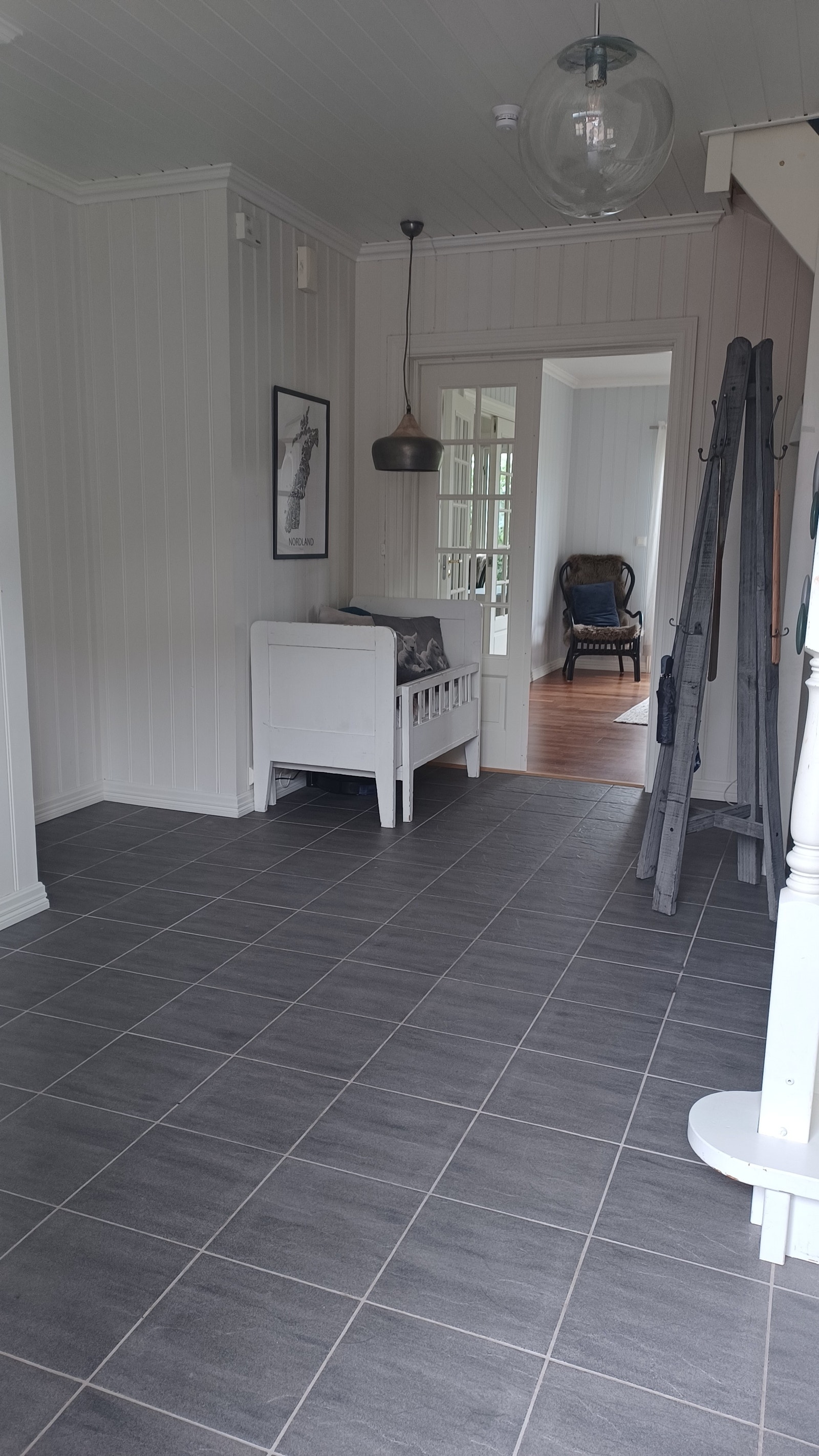 Stor og praktisk gang med varmekabel, trapp til 2.etg., og adkomst til hovedbad Galleribilde