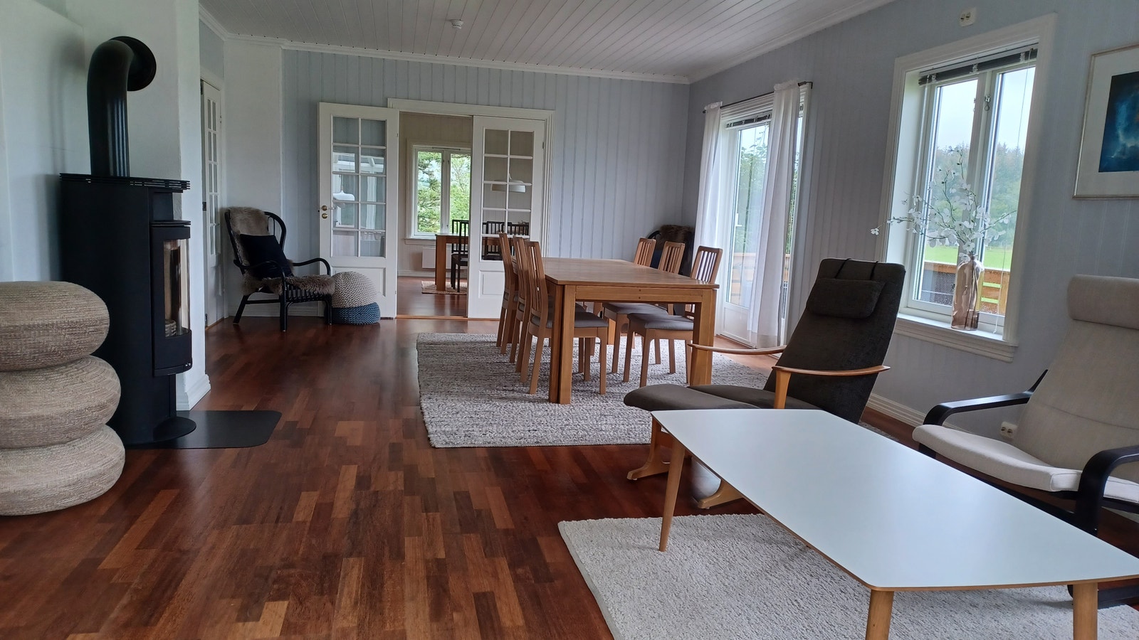 Romslig stue med spisebord og mange gode sitteplasser Galleribilde