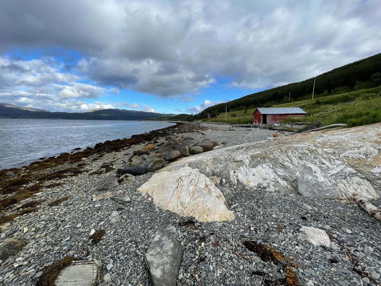 Flott steinfjæra med båtstø og spennende geologi. Galleribilde