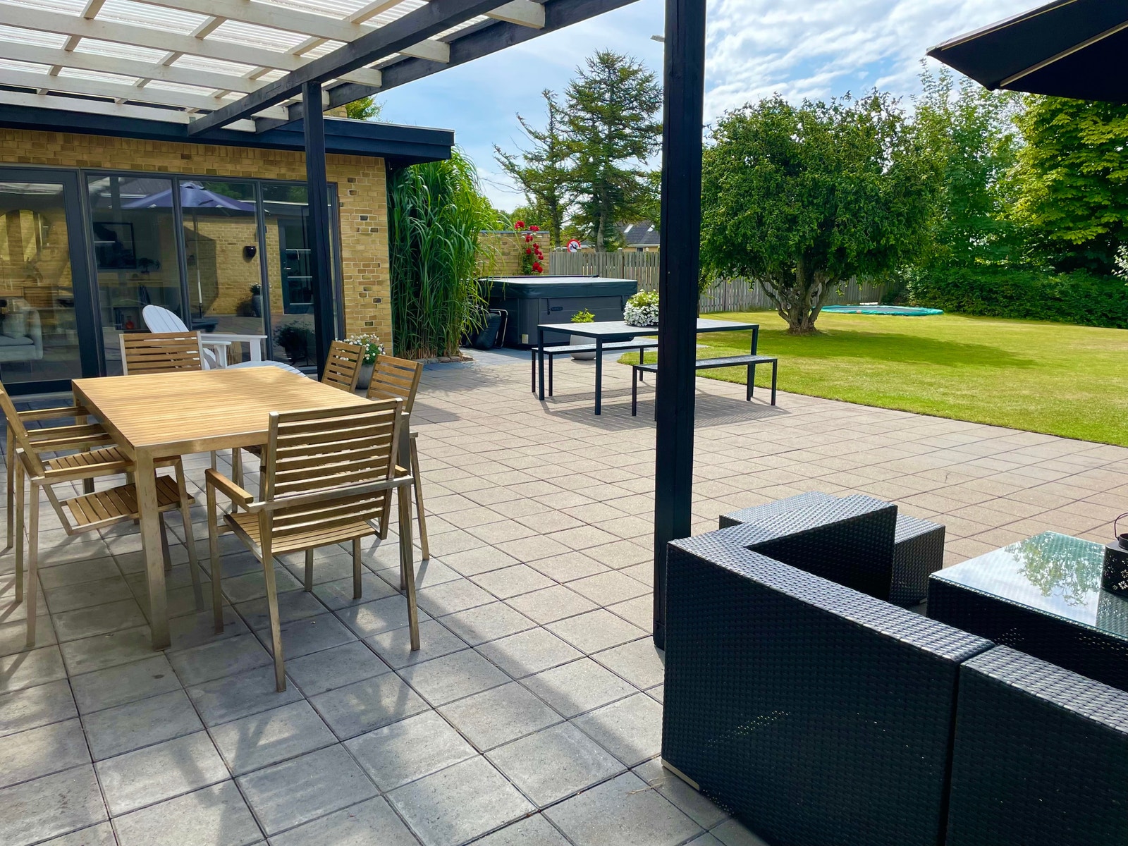 Utvendig spiseplasser og sittegruppe Galleribilde