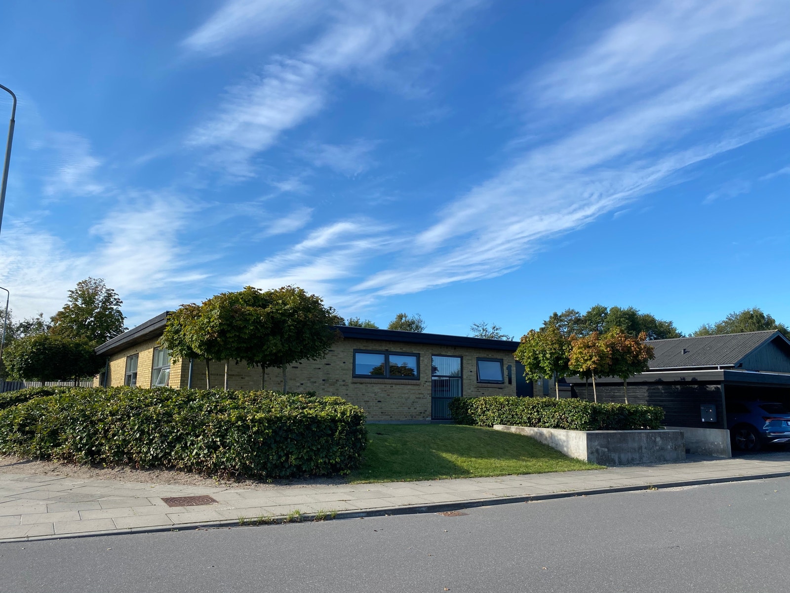 Dobbel carport med elbil-lader Galleribilde