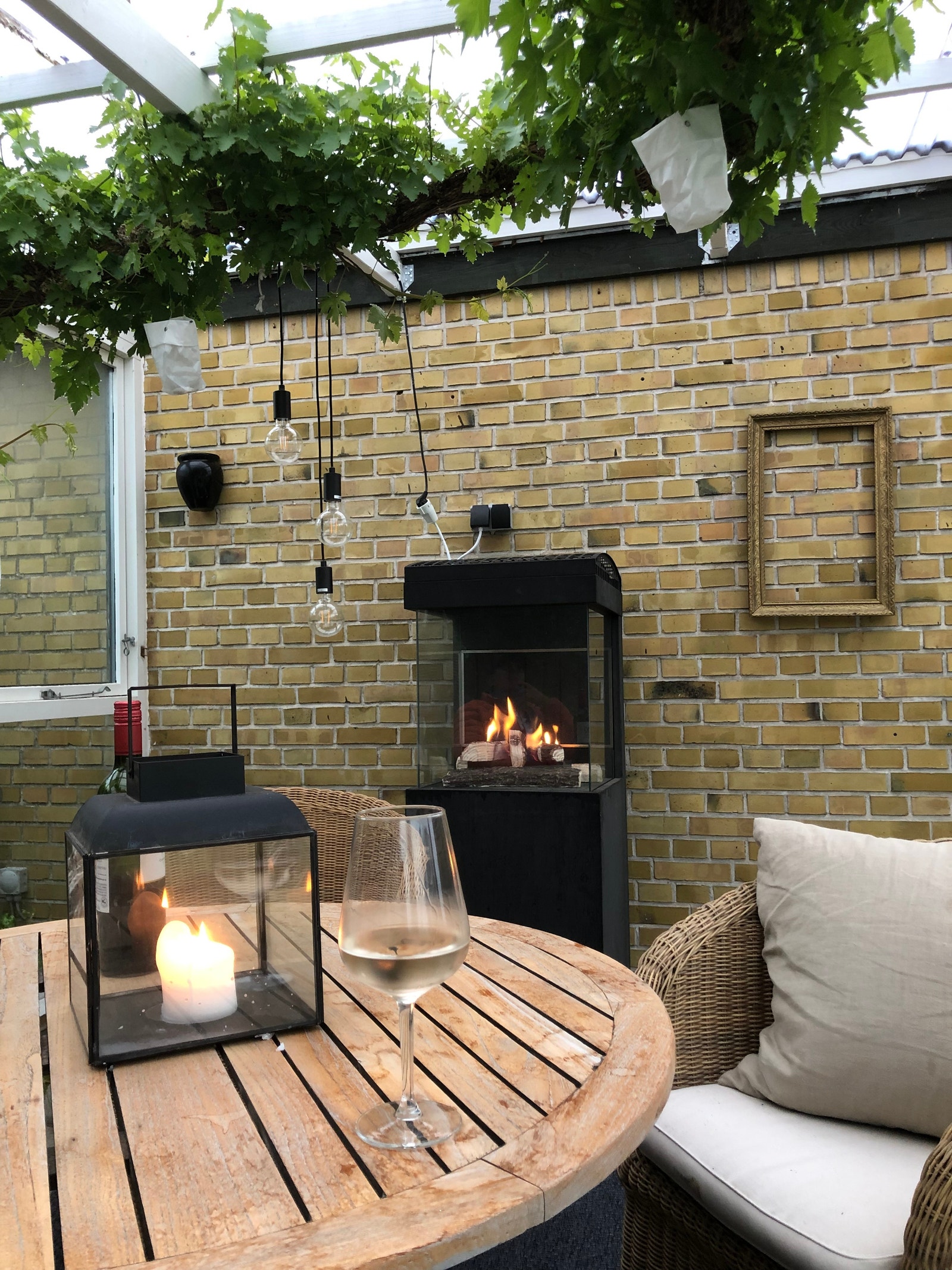Hyggelig hagestue med gasspeis på kalde dager Galleribilde