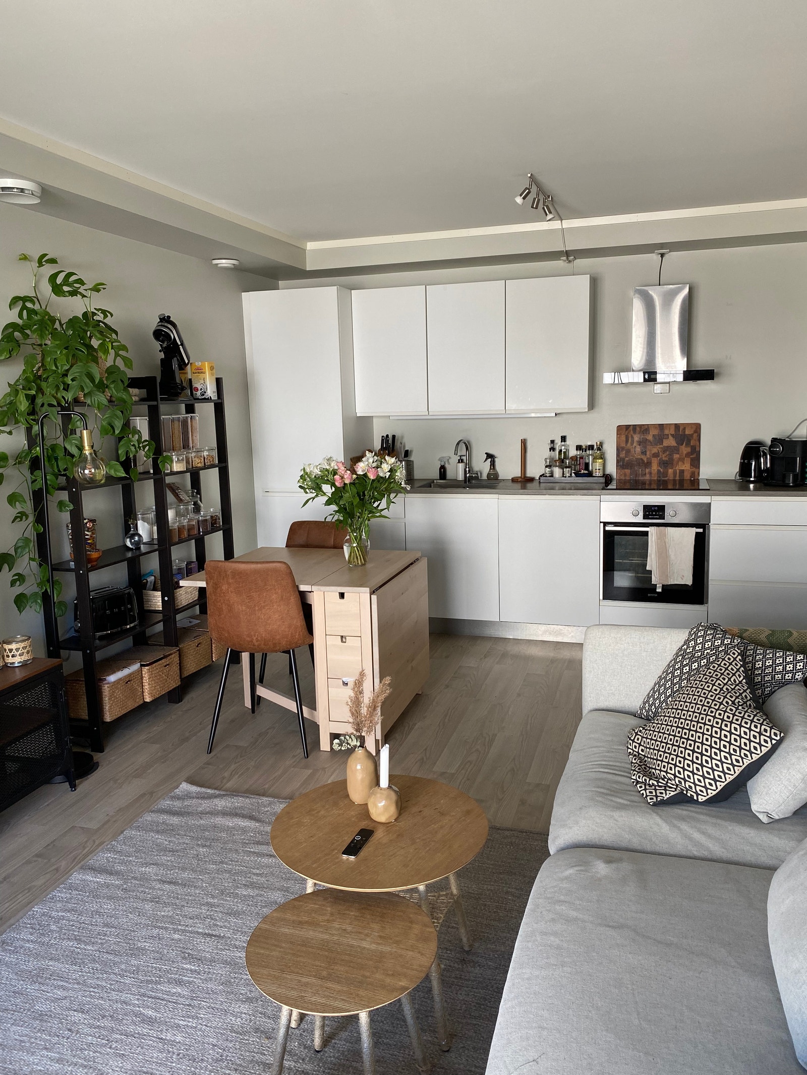 Stort og godt utstyrt kjøkken med integrerte hvitevarer fra 2017. Fin plass til spisebord om ønskelig. Galleribilde