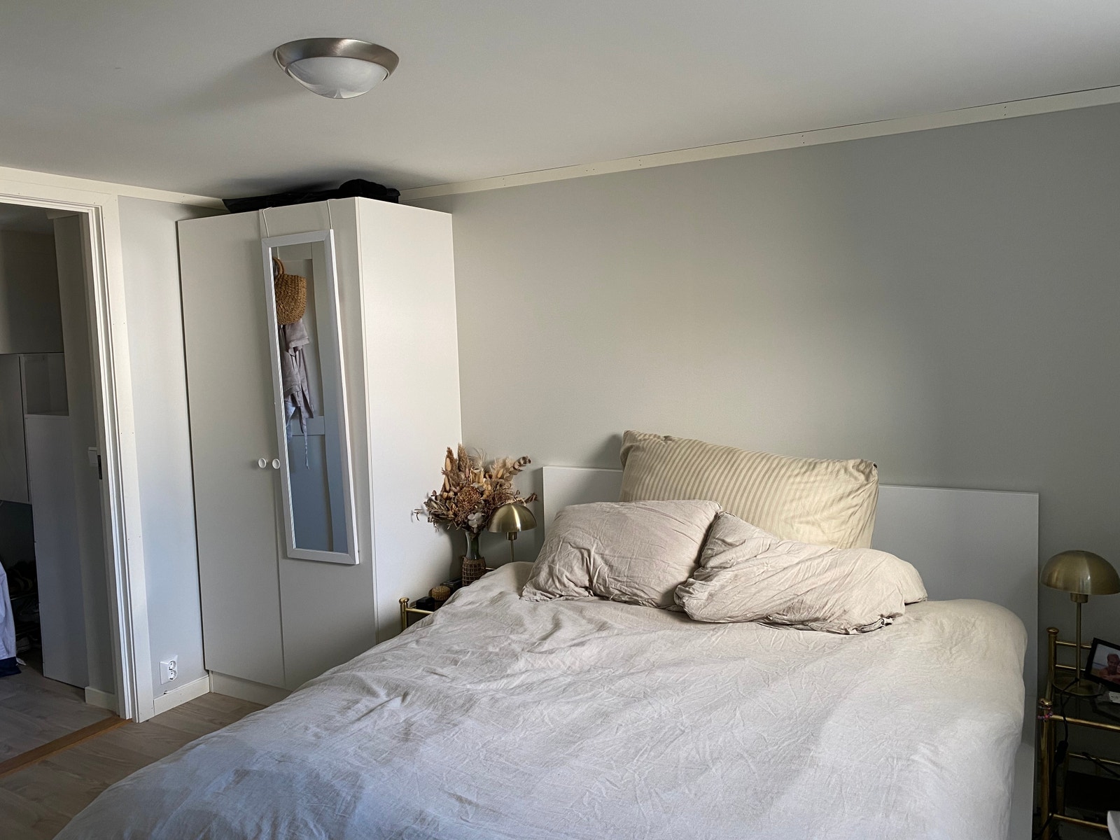Stort soverom med plass til dobbeltseng, garderobeskap og nattbord. Garderobeskapene står i leiligheten. Galleribilde